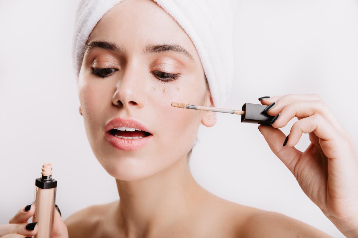 Concealer Terbaik untuk Lingkar Hitam & Bekas Jerawat