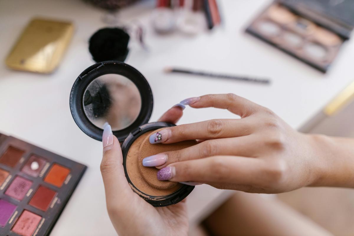 Dari Natural hingga Full Coverage, Inilah Jenis Bedak yang Wajib Kamu Tahu