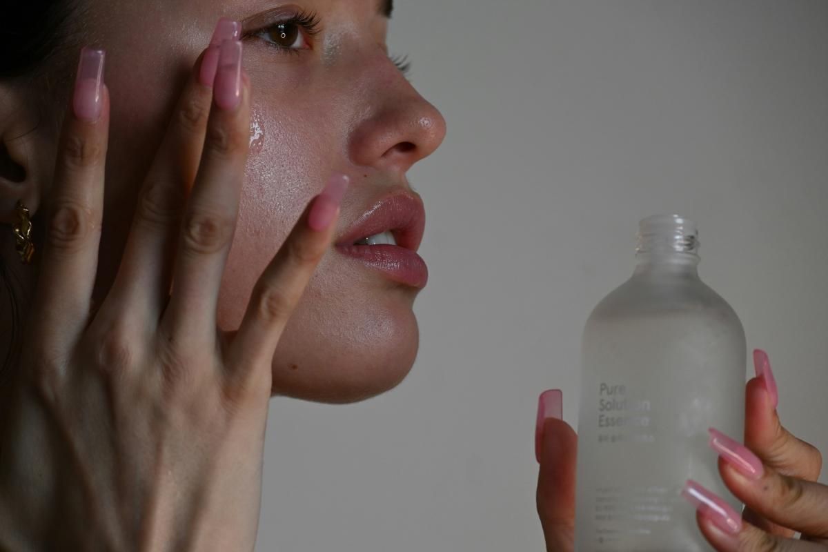 Jenis Skincare yang Disimpan di Kulkas, Sensasi Dingin yang Bikin Kulit Happy