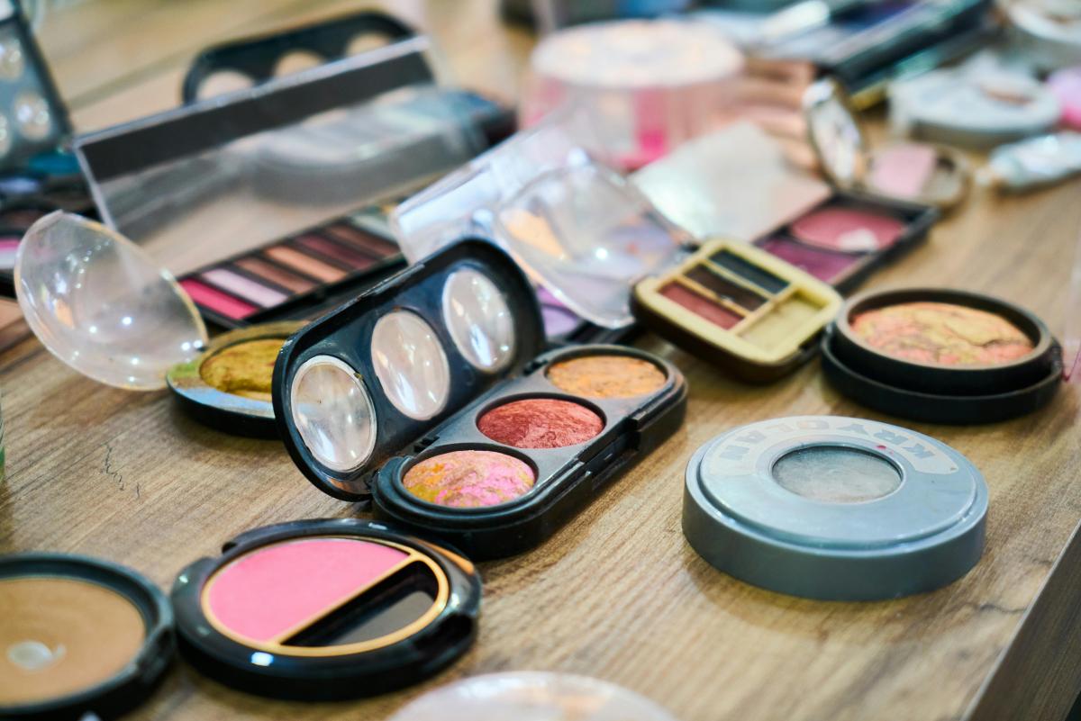 Makeup Bisa Berbahaya Jika Kedaluwarsa, Begini Tanda-Tandanya