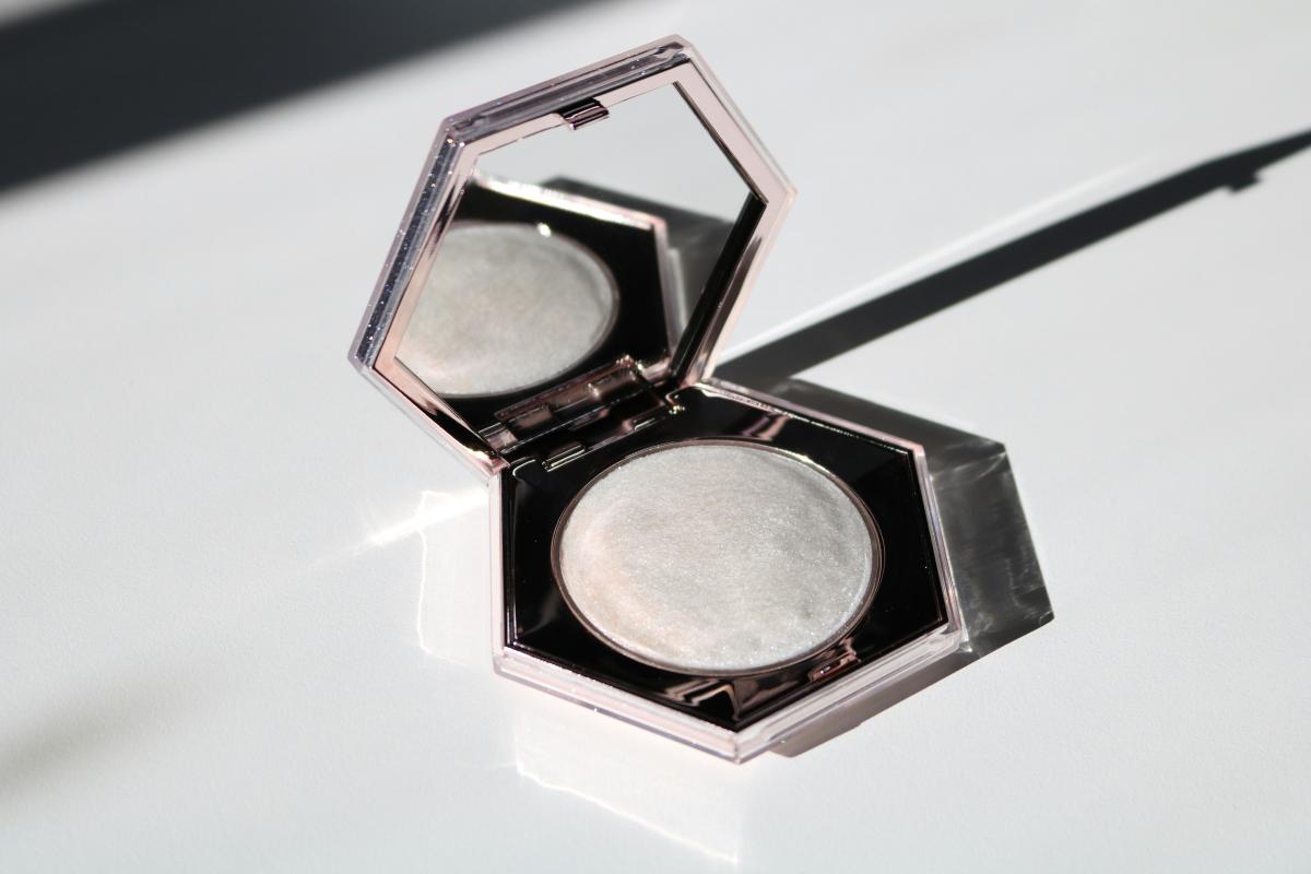 Dari Glowing hingga Menyamarkan Mata Panda, Inilah Fungsi Highlighter