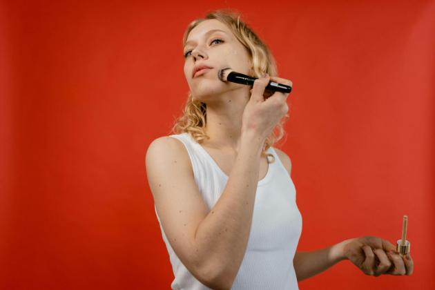 Kulit Glowing atau Bebas Minyak? Ini Bedanya Foundation Matte dan Dewy