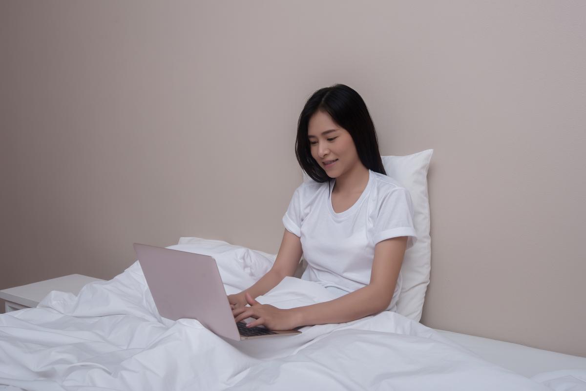 Mitos Duduk di Atas Bantal Bikin Bisulan, Benarkah atau Hanya Sugesti?