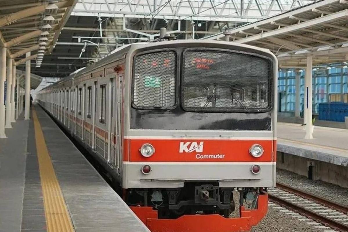 Potret Pilu Stasiun Jadi 'Hotel Dadakan', Netizen Teriak: KRL Wajib 24 Jam, Begini Tanggapan KAI