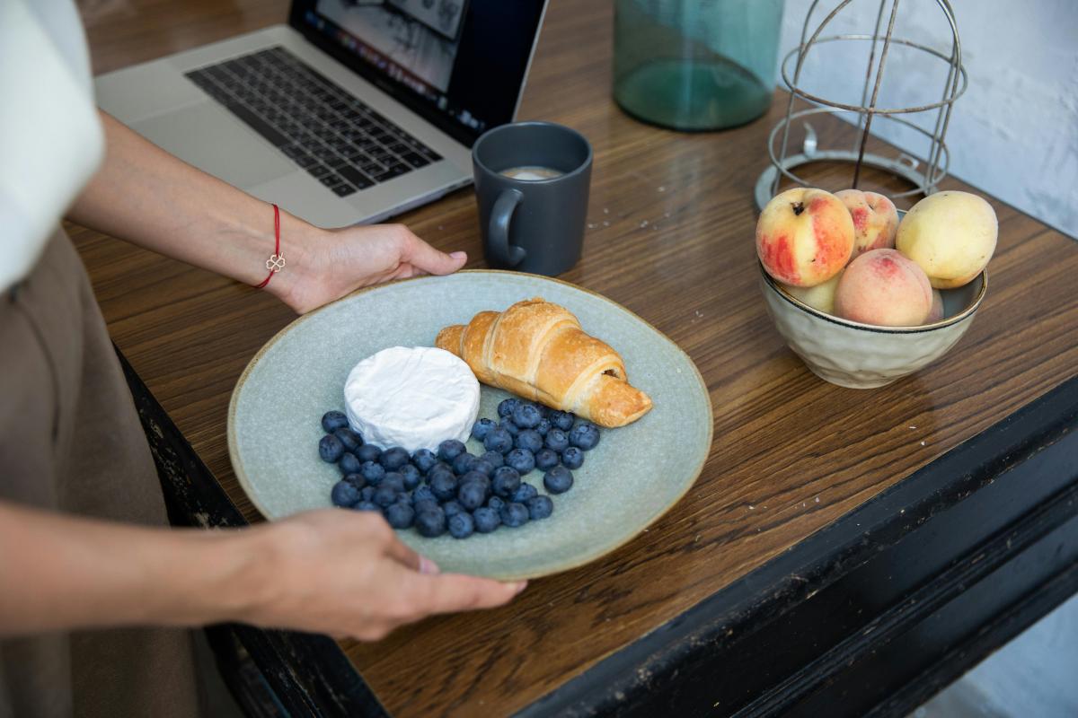Boost Energi di Jam Sibuk dengan Snack Sehat untuk Pekerja Kantoran