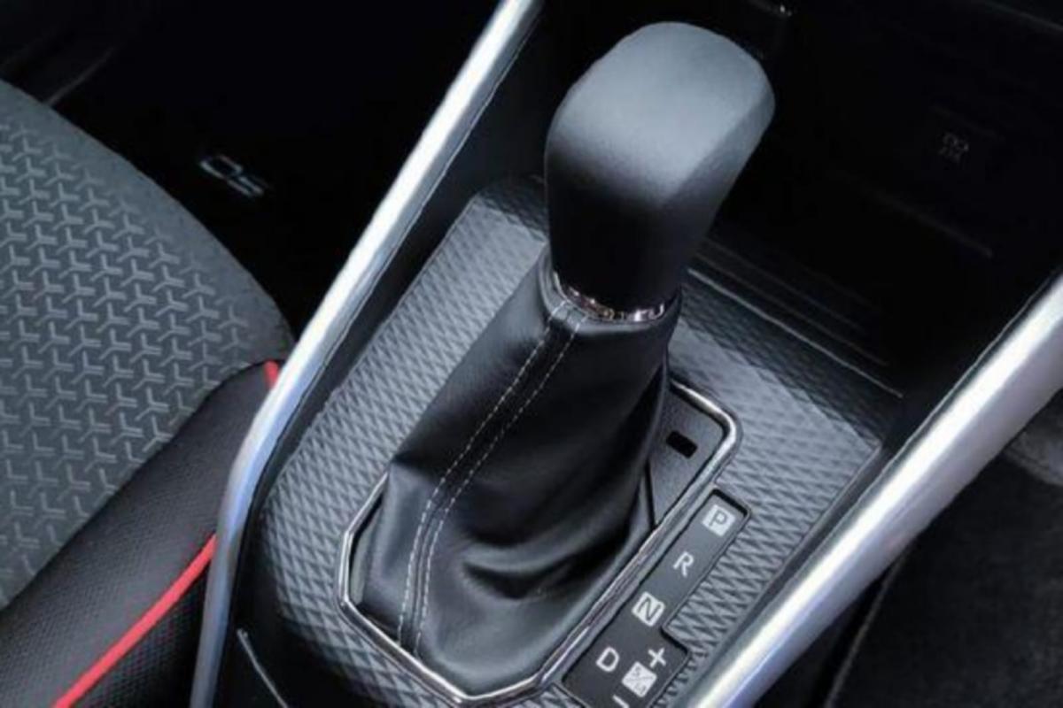 Jangan Asal Tancap Gas, Ini Cara Aman Bawa Mobil Matic di Tanjakan dan Turunan