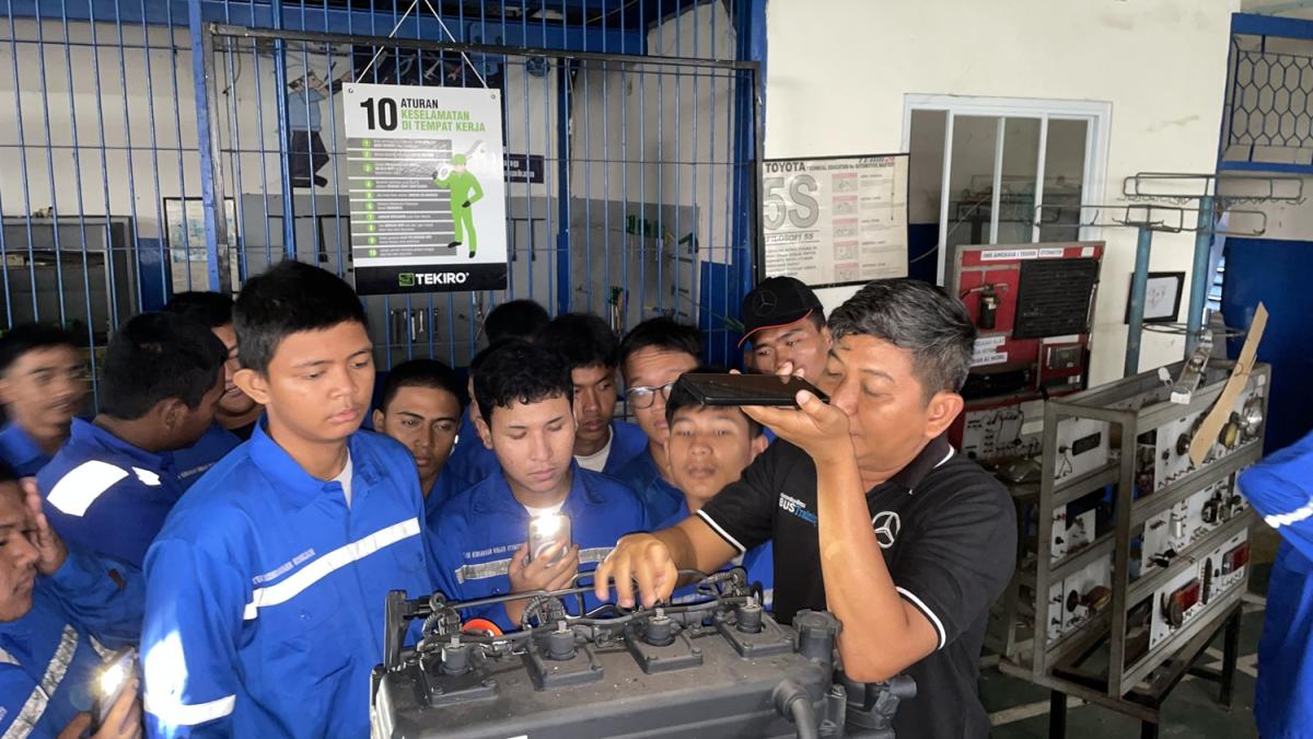 JANGAN LEWATKAN! Rahasia Industri Truk Mercedes-Benz Dibongkar Habis ke Siswa SMK: DCVI Kebut Lulusan Vokasi Siap Tempur!