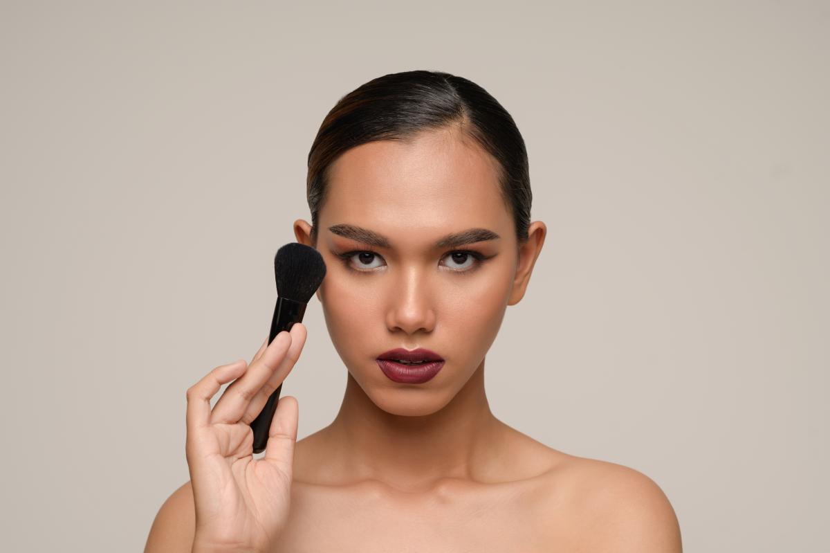 Tutorial Smokey Eyes Simpel untuk Tampilan Dramatis dan Elegan