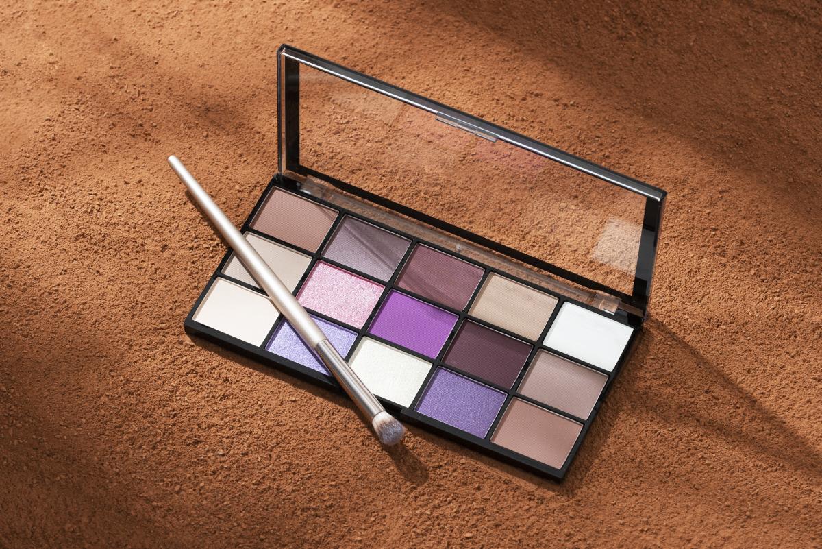 Pemula Wajib Tahu! Cara Blend Eyeshadow Biar Tampilan Mata Auto Flawless & Nggak Menor