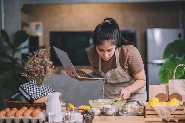 Kerja dari Rumah Makin Cuan! 6 Pekerjaan Freelance Favorit Ibu Rumah Tangga