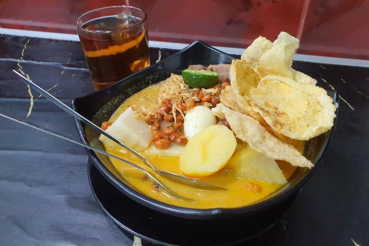 Lontong Kari Kebon Karet (Tuahta Aldo / fin.co.id)