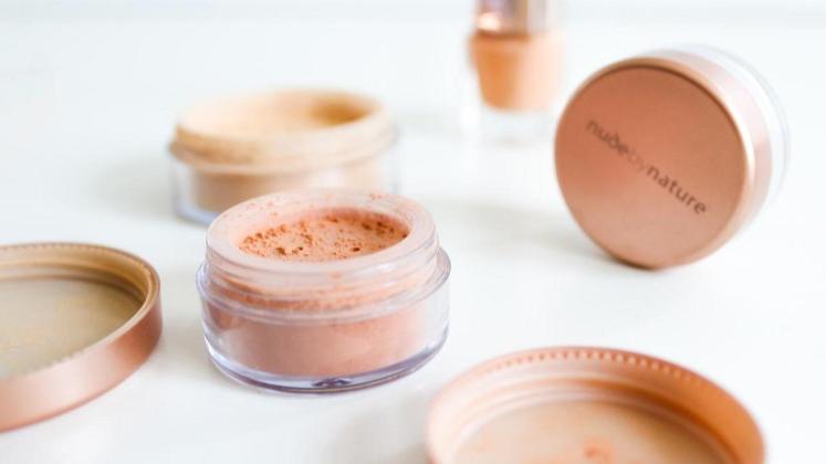 Rahasia Makeup Mulus Glowing Tanpa Foundation: Intip Rekomendasi Bedak Padat Terbaik