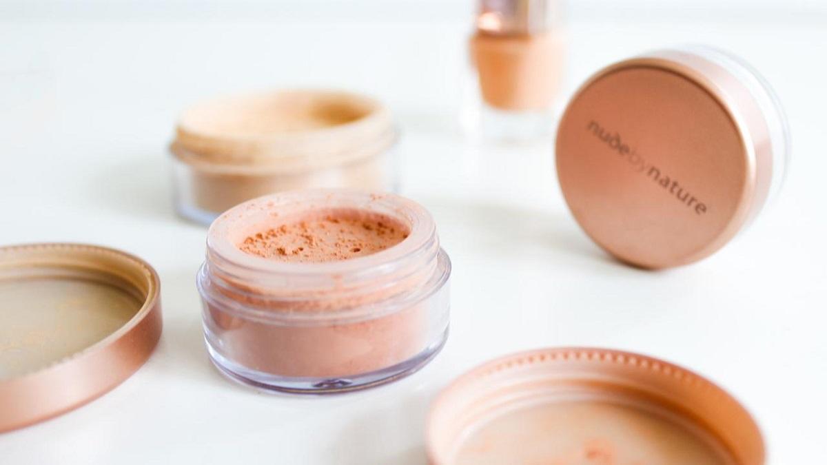 Rahasia Makeup Mulus Glowing Tanpa Foundation: Intip Rekomendasi Bedak Padat Terbaik