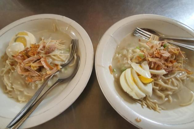 Rekomendasi Kuliner Cirebon : Mie Koclok Pak Rasita Selalu Ludes Diserbu Pembeli