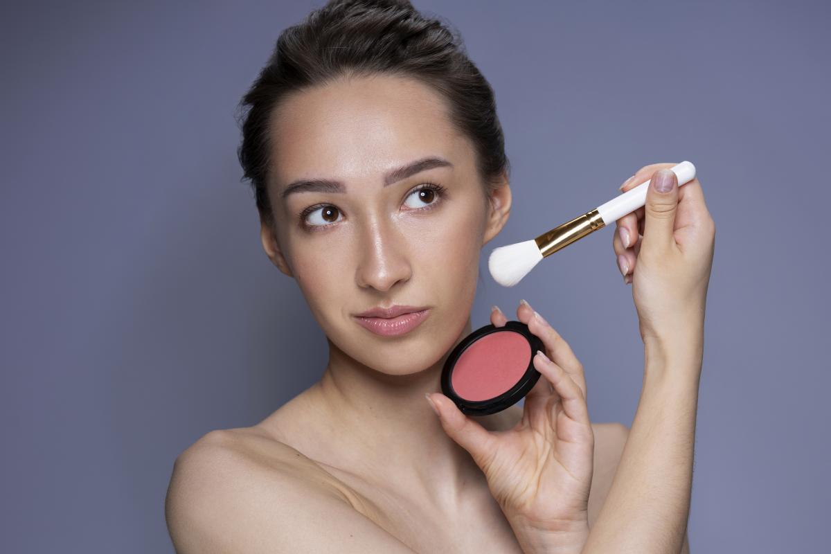 Makeup Clean Girl Look, Wajah Glowing Natural ala Selebriti Dunia!