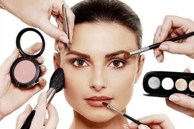 Tips Make up Malam Tahun Baru, Dari Electric Eyeliner hingga Bibir Merah Klasik