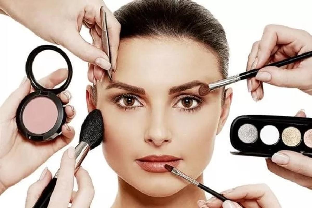 Tips Make up Malam Tahun Baru, Dari Electric Eyeliner hingga Bibir Merah Klasik