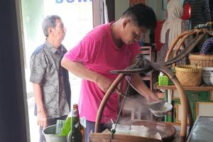 Penyajian seporsi Soto Triwindu Solo (Tuahta Aldo / fin.co.id)