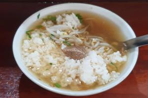 Seporsi Soto Triwindu Solo lengkap dengan menu pendamping (Tuahta Aldo / fin.co.id)