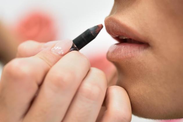 Lipstik Nude untuk Kulit Gelap: 5 Pilihan Terbaik yang Bikin Look Mewah Seketika!