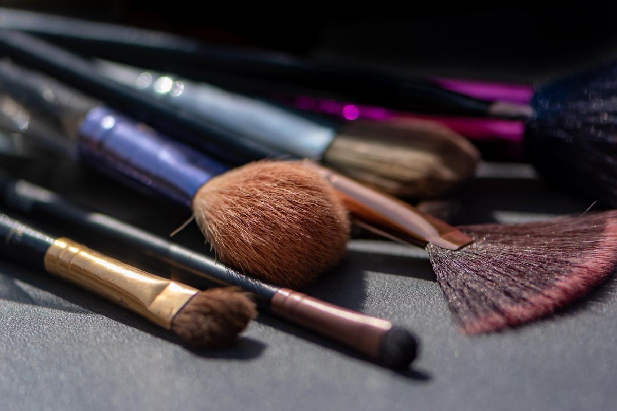 Cara Membersihkan Brush dan Sponge Makeup Biar Gak Jadi Sarang Bakteri!