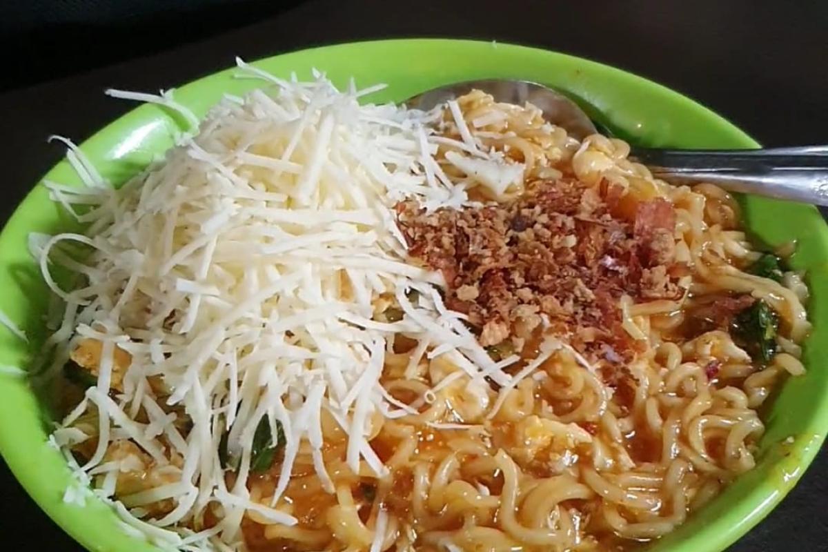 Mencicipi Indomie Goreng Nyemek Stasiun Gondangdia, Dijamin Kenyang !!