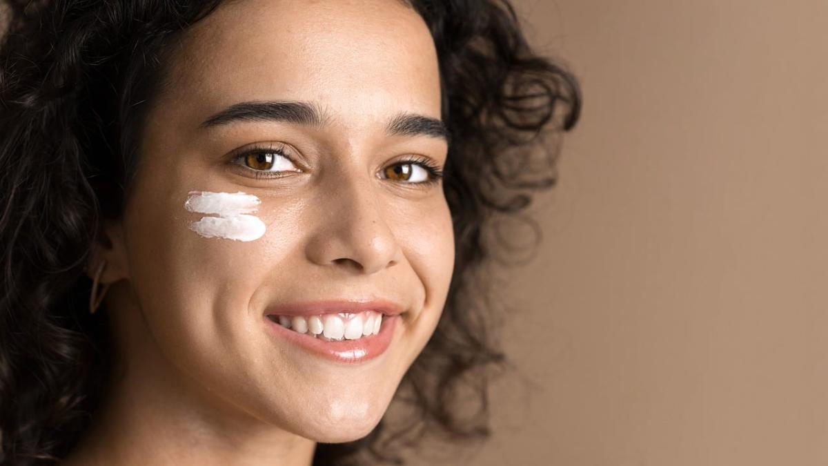4 Rekomendasi Sunscreen Terbaik untuk Base Makeup: Anti-Luntur & Tanpa White Cast
