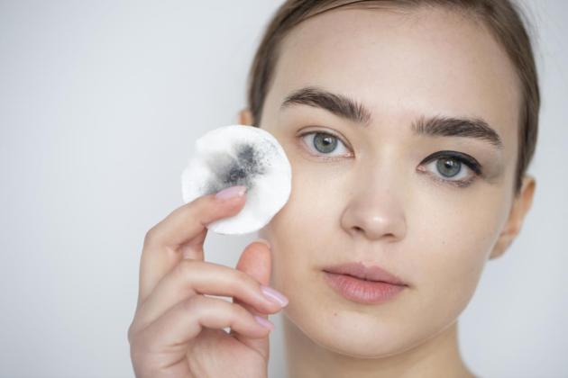Tips Merawat Kulit Sebelum dan Sesudah Makeup Agar Wajah Glowing dan Bebas Jerawat