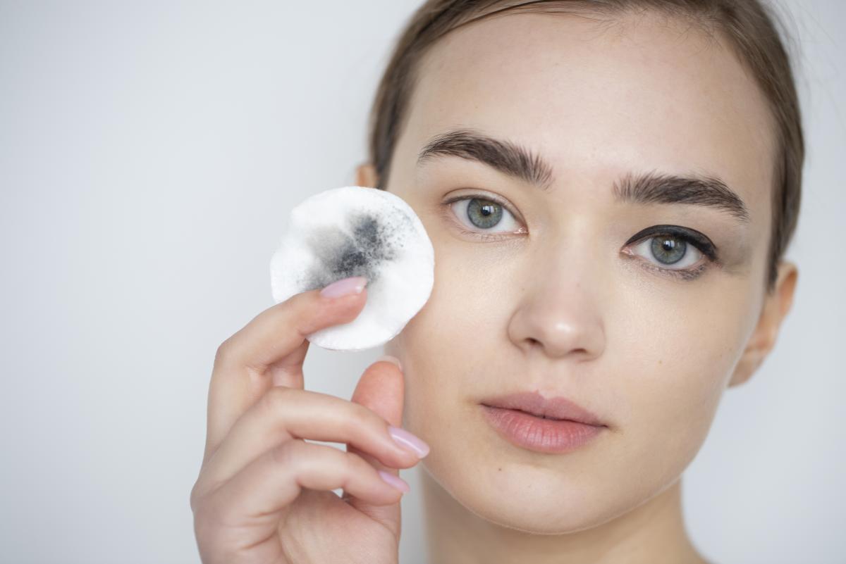 Tips Merawat Kulit Sebelum dan Sesudah Makeup Agar Wajah Glowing dan Bebas Jerawat