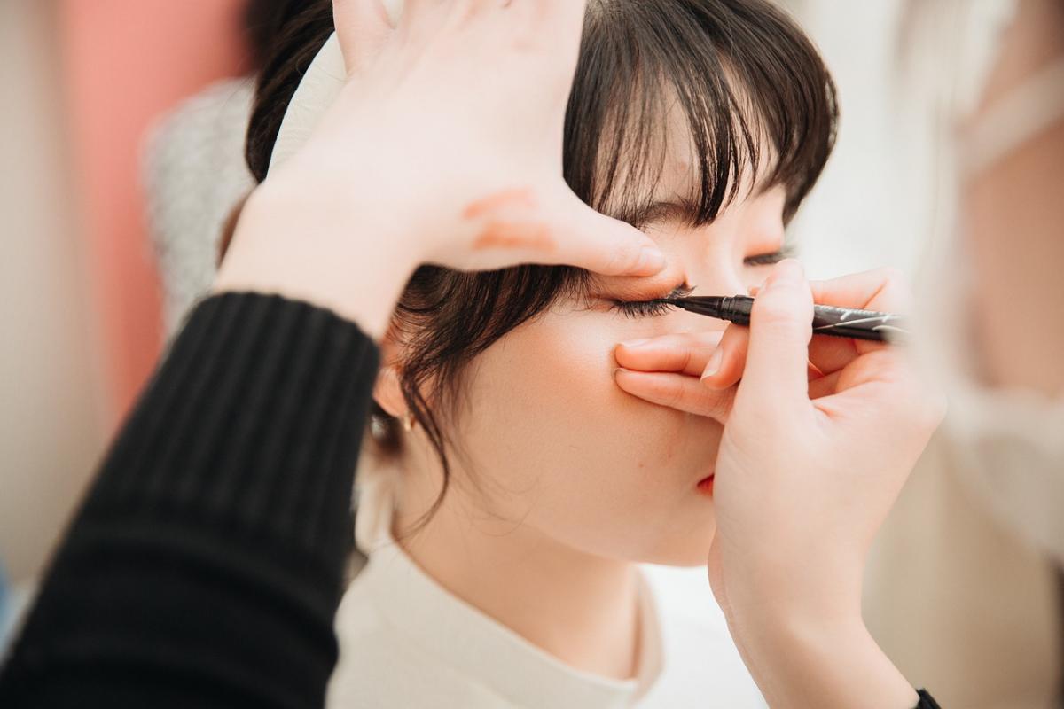 Stop Pakai Eyeliner Asal-asalan! Inilah Teknik Terbaik untuk Si Pemilik Mata Bulat.
