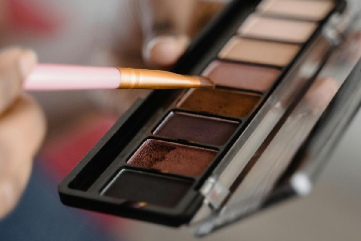 Anti Gagal! Eyeshadow Palette Mini untuk Kamu yang Baru Belajar Makeup