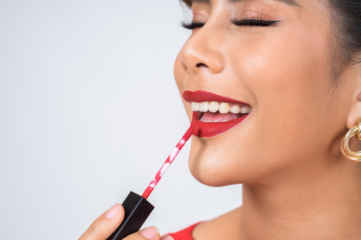 Bibir Pecah-Pecah Saat Pakai Lip Matte? Jangan Buang Produknya, Lakukan Ini!
