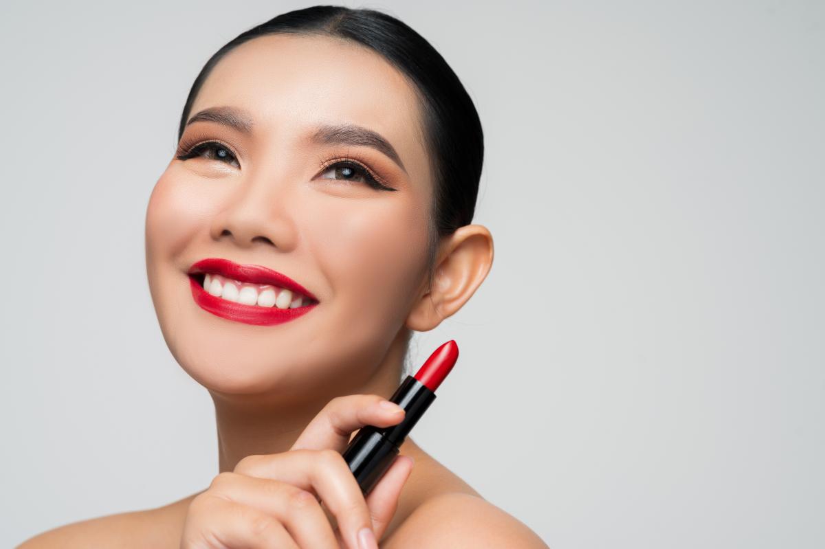 Awas! Kesalahan Pakai Lipstik Ini Diam-Diam Bikin Bibir Hitam dan Kusam