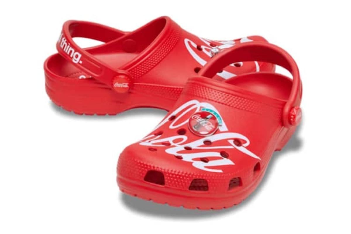 Kolaborasi Crocs x Coca-Cola, Dari Kaleng Minuman ke Alas Kaki Ikonik
