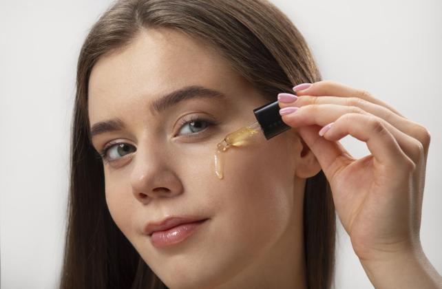 Pagi atau Malam? Inilah Waktu dan Urutan Terbaik Menggunakan Serum Vitamin C