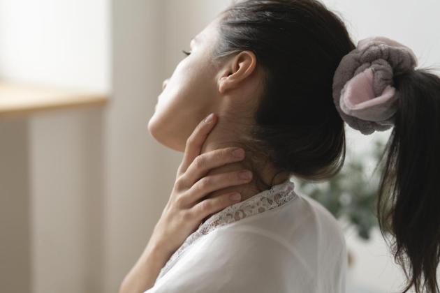 Bikin Insecure! Ini Cara Kilat Hilangkan Kulit Kusam di Leher dan Siku Agar Glowing Maksimal