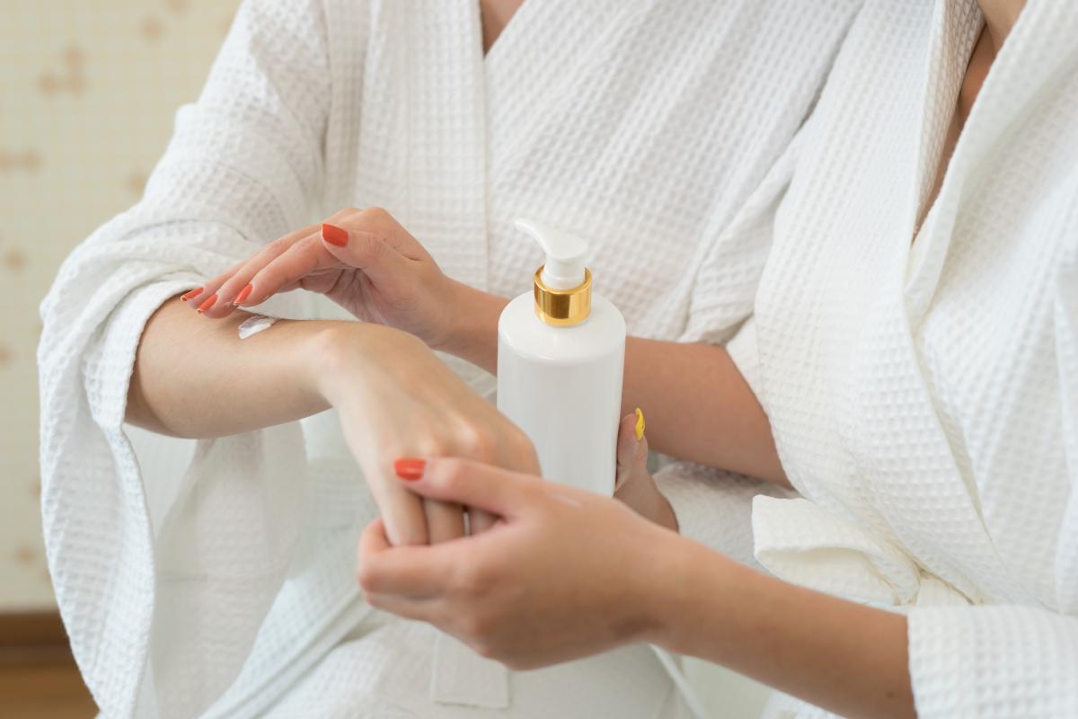 Bikin Pangling! 4 Body Serum Lokal Ini Ampuh Mencerahkan Kulit Tanpa Harus Mahal