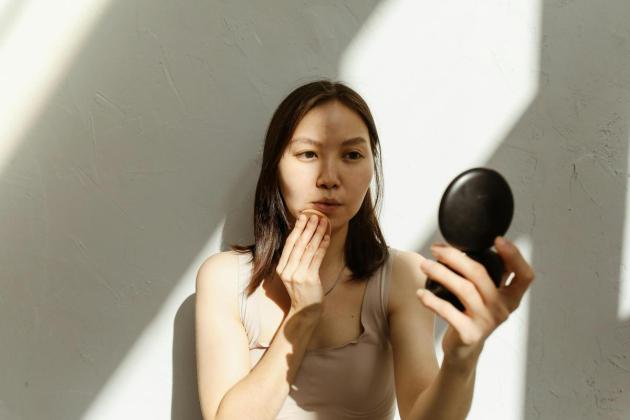 Makeup dengan SPF: Benarkah Bisa Gantikan Sunscreen? Jangan Sampai Wajah Belang dan Penuaan Dini!