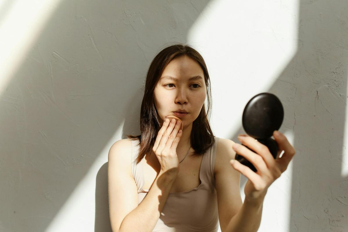 Makeup dengan SPF: Benarkah Bisa Gantikan Sunscreen? Jangan Sampai Wajah Belang dan Penuaan Dini!
