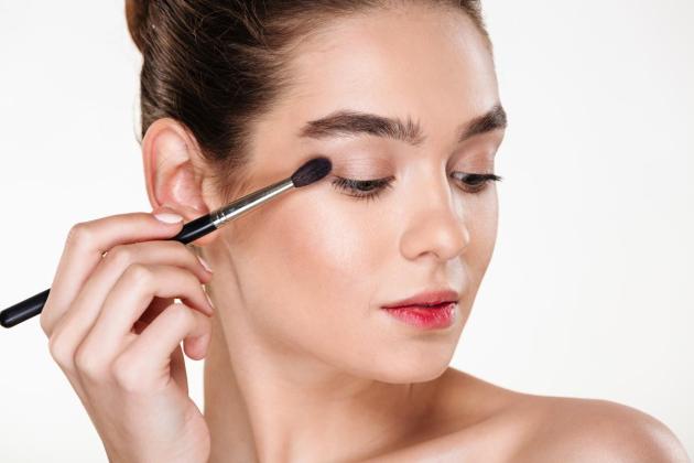 Cara Pakai Eyeshadow 2 Warna untuk Tampilan Natural dan Elegan