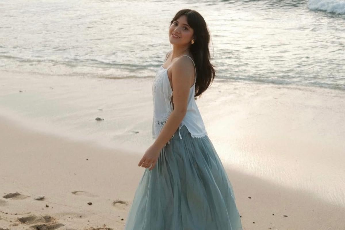 Flowy dan Stylish !! Inspirasi OOTD Bermain di Pantai dari Marsha Aruan