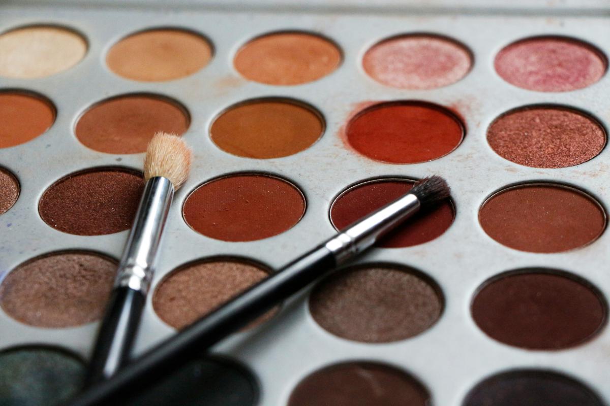 Bye-Bye Brand Internasional! 3 Eyeshadow Lokal Ini Punya Pigmentasi Juara dan Pilihan Warna Terlengkap