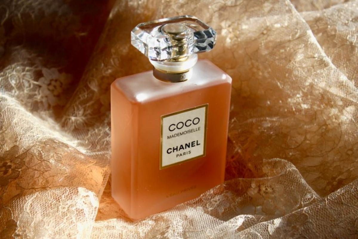 15 Rekomendasi Parfum Wanita Elegan, Mewah, dan Anggun yang Bikin Percaya Diri Seharian