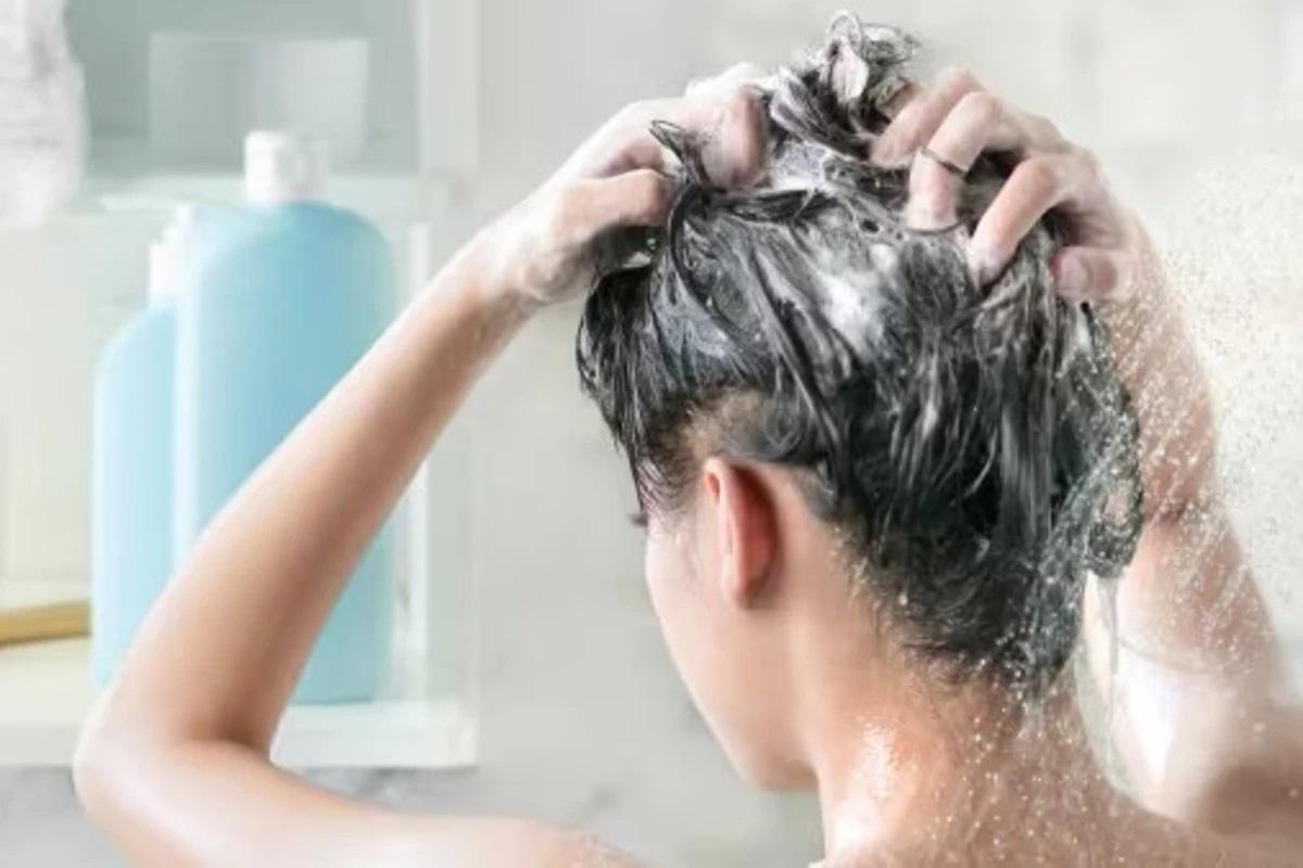 6 Daftar Sampo Antiketombe dan Rambut Rontok Paling Ampuh untuk Mahkota Sehat