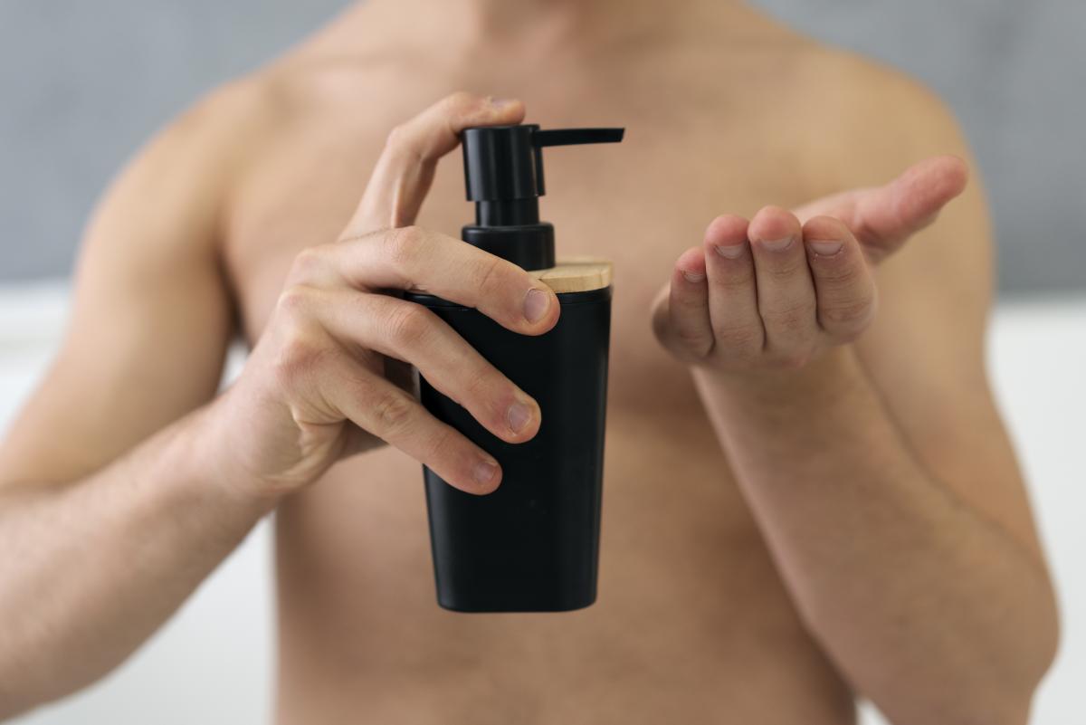 Rambut Lepek Bikin Gak PD? Cek 5 Sampo Pria Terbaik untuk Basmi Minyak Berlebih