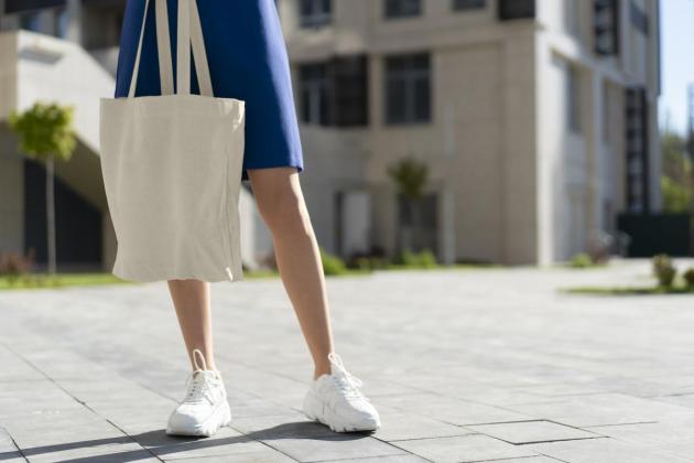 Sling Bag vs Tote Bag: Jangan Sampai Salah Pilih dan Bikin Bahu Pegal!