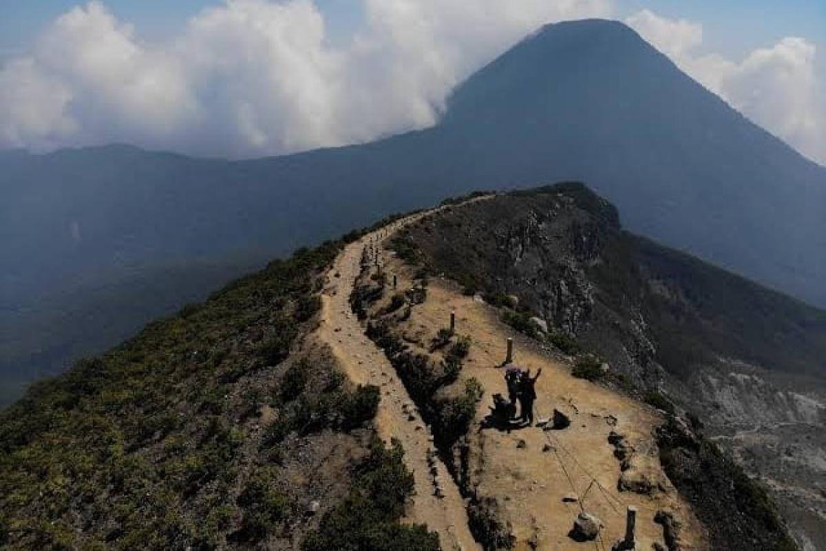 Jaga Keamanan Pendaki, Gunung Gede Sediakan Tombol Panik dan Gelang RFID
