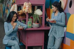 Cantik dan Tradisional, Intip Gaya Dian Sastro dan Happy Salma Saat Makan Soto