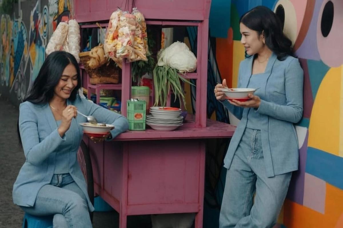 Cantik dan Tradisional, Intip Gaya Dian Sastro dan Happy Salma Saat Makan Soto