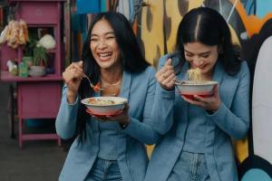 Gaya Dian Sastro dan Happy Salma saat Makan Soto (Dokumen Istimewa)